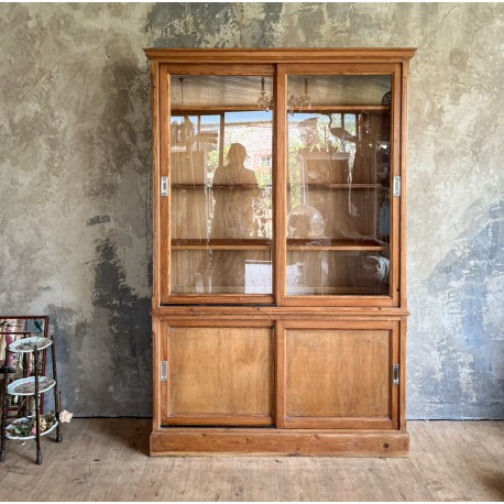 Vitrine ancienne