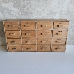 Petit meuble à tiroirs